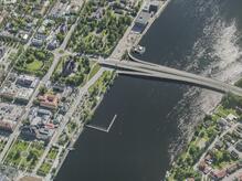 Flygbild över Döbelns park och Kyrkbron i Umeå