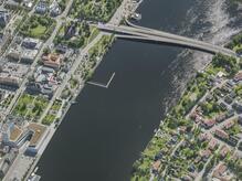 Flygbild över Väven och Kyrkbron i Umeå