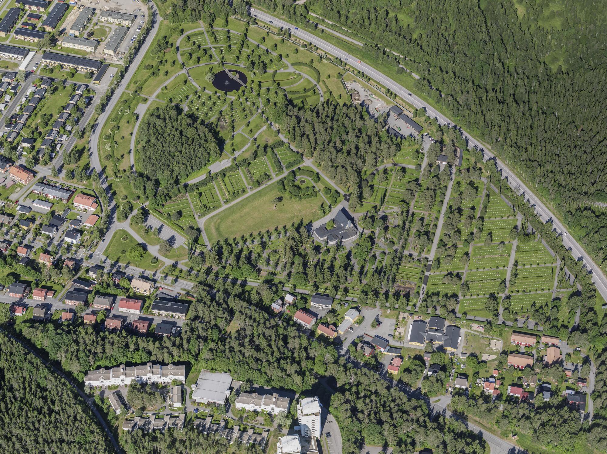 Flygbild över Norra kyrkogården Sandbacka i Umeå 2021