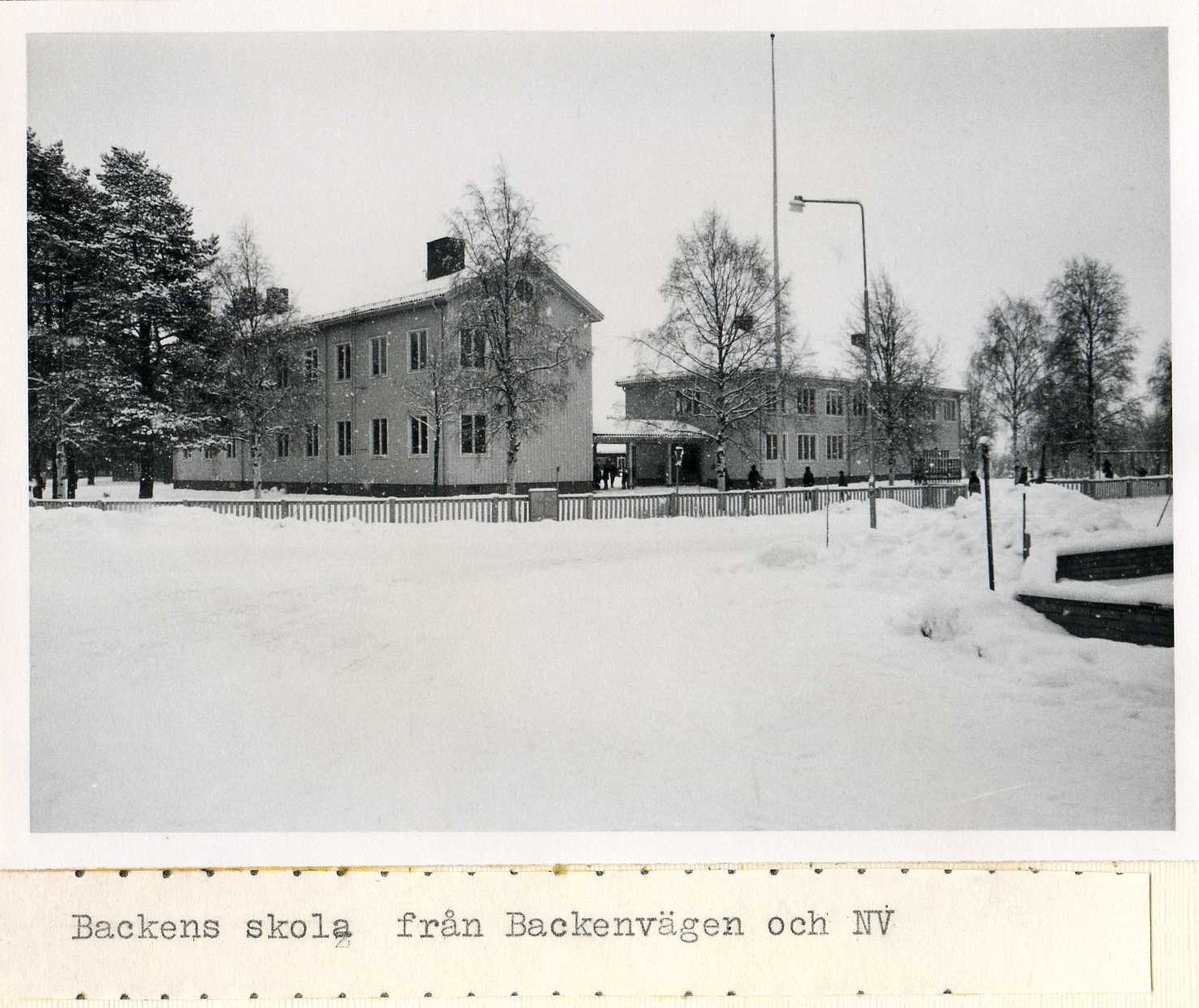 Backens skola från Backenvägen och nordväst 1969-70