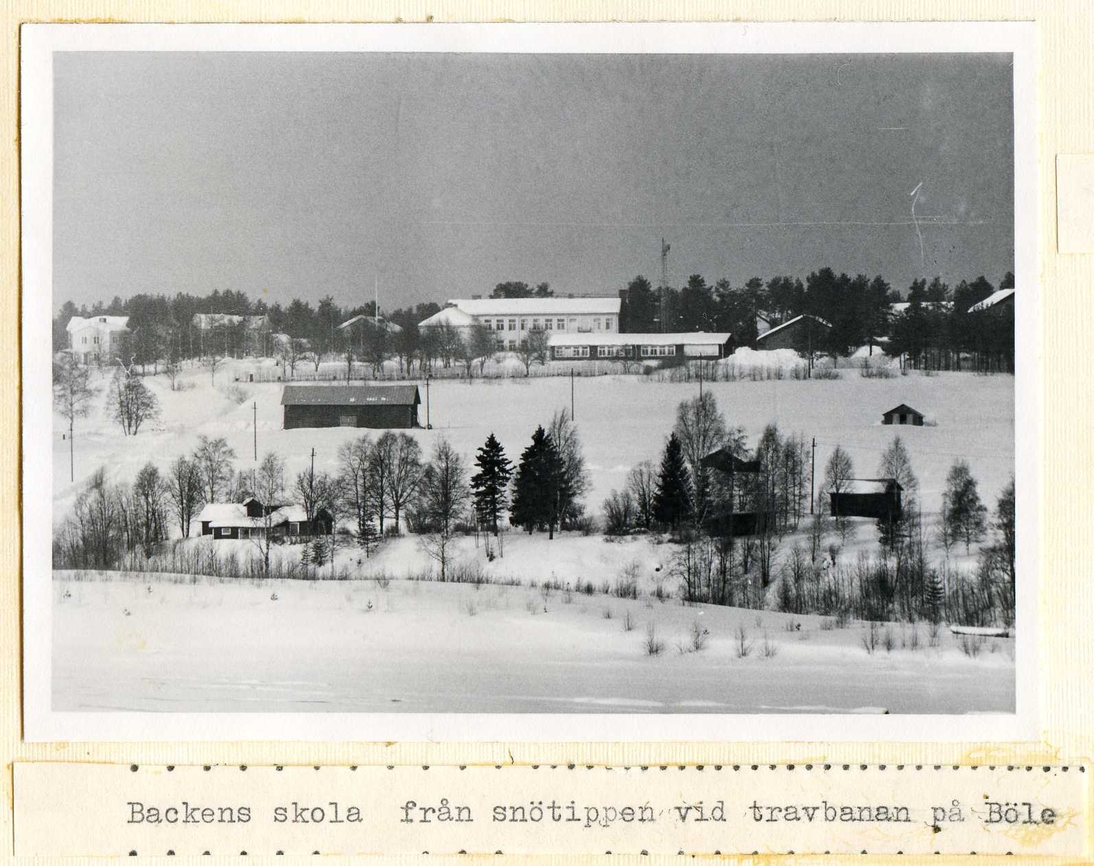 Backens skola sedd från snötippen vid travbanan 1969-70