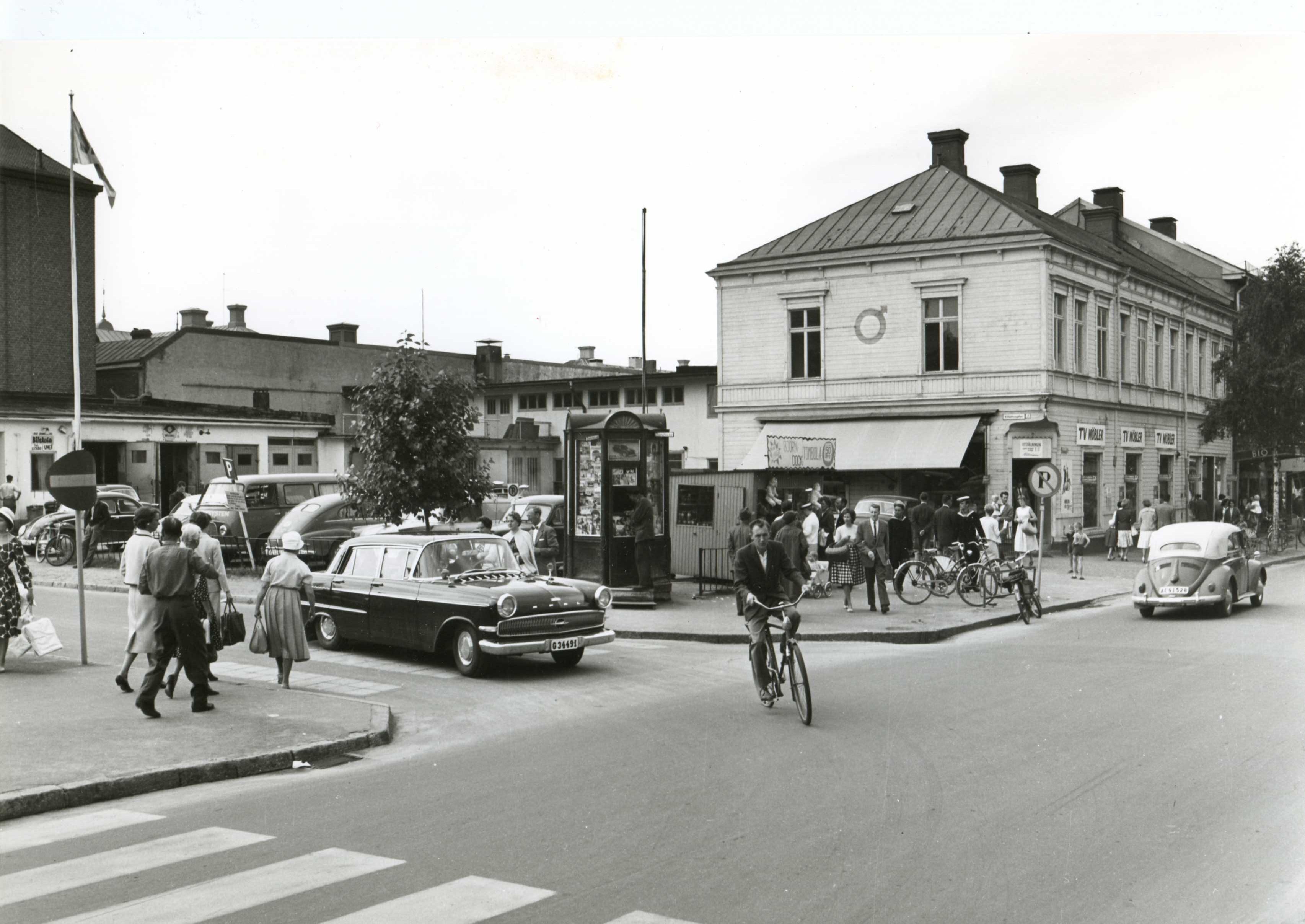 Kopparkiosken och Utterströms järnaffär 13 aug 1960