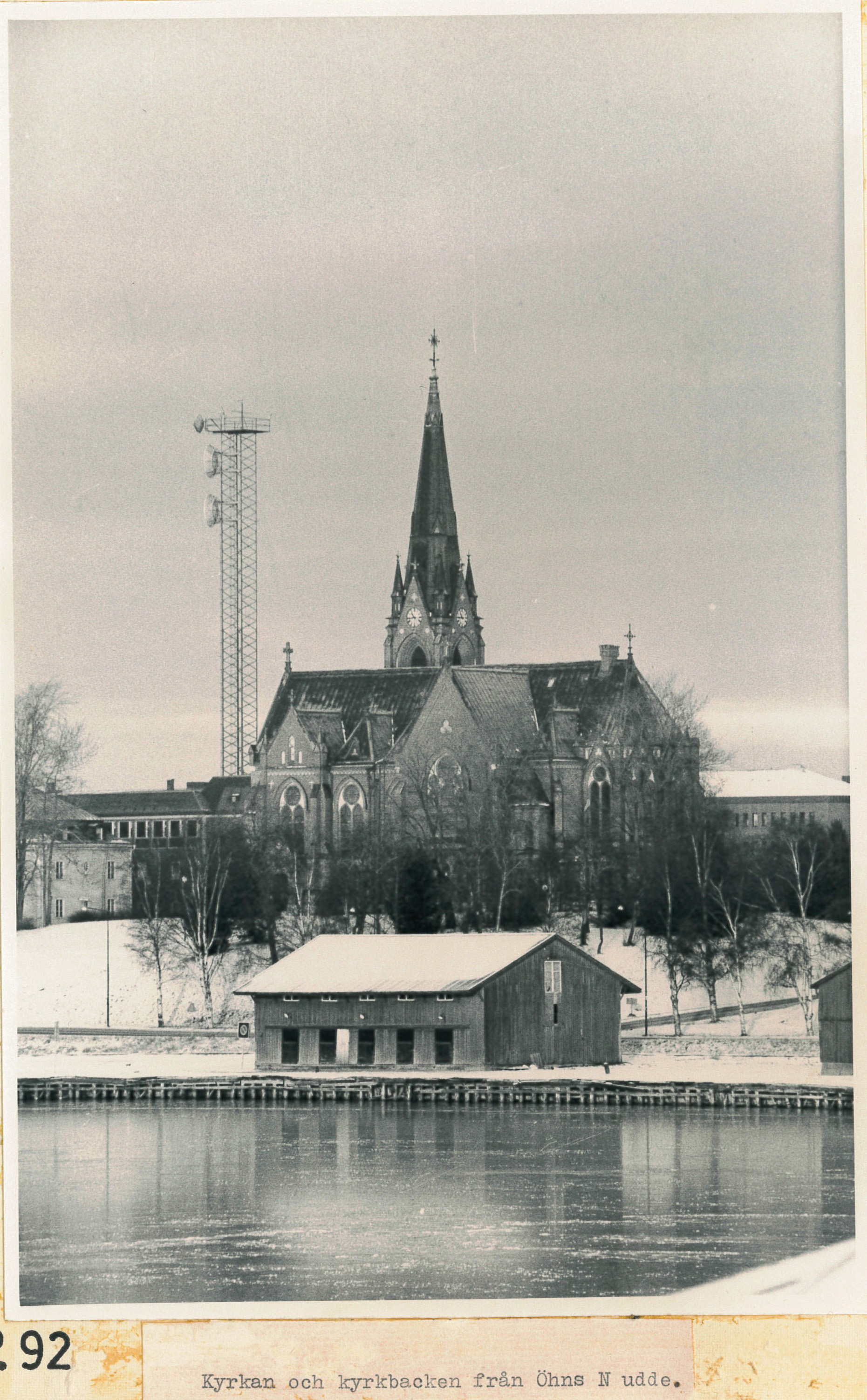 Kyrkan och kyrkbacken från Öhns norra udde 1960-tal