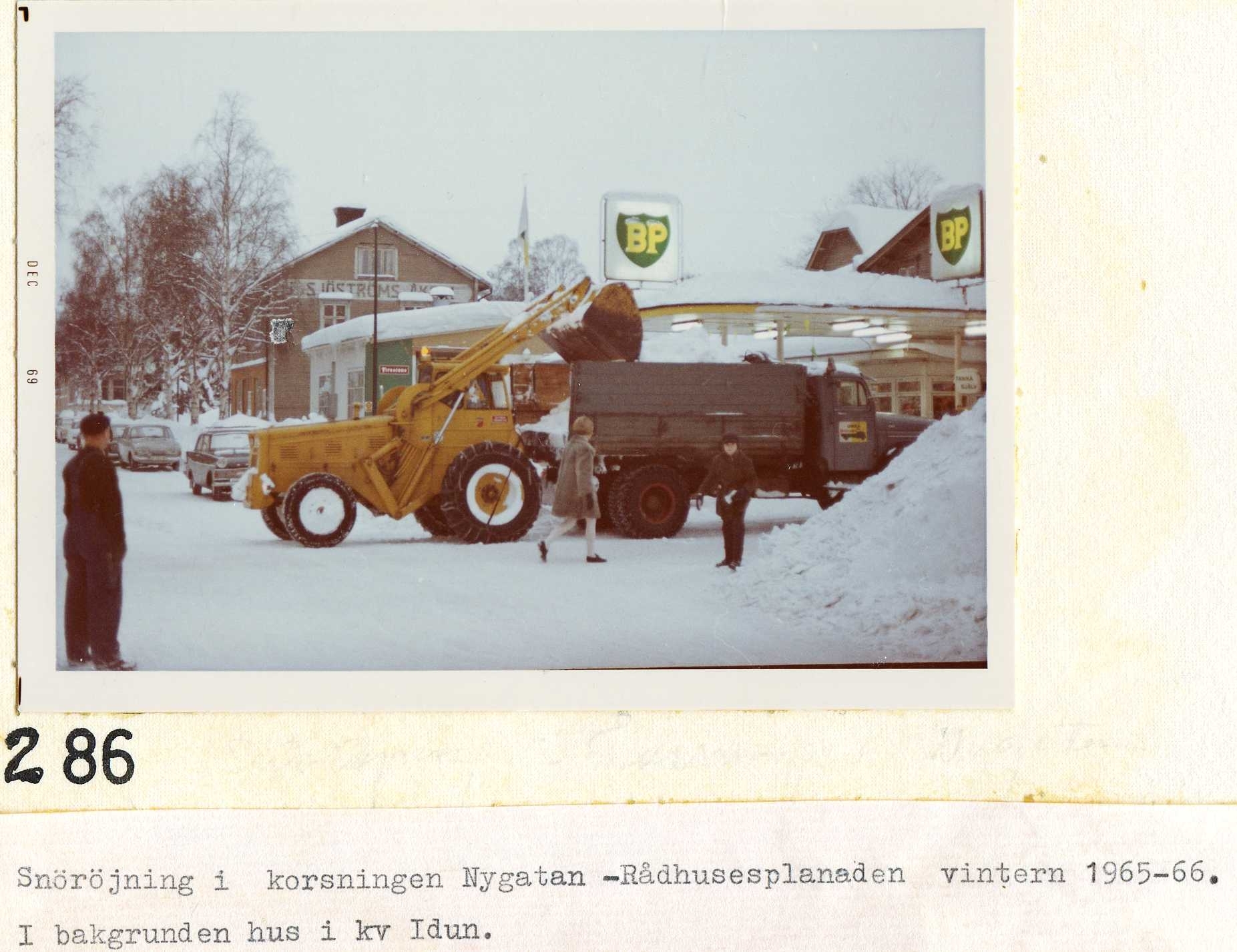 Snöröjning Nygatan-Rådhusesplanaden vinter 1965-66