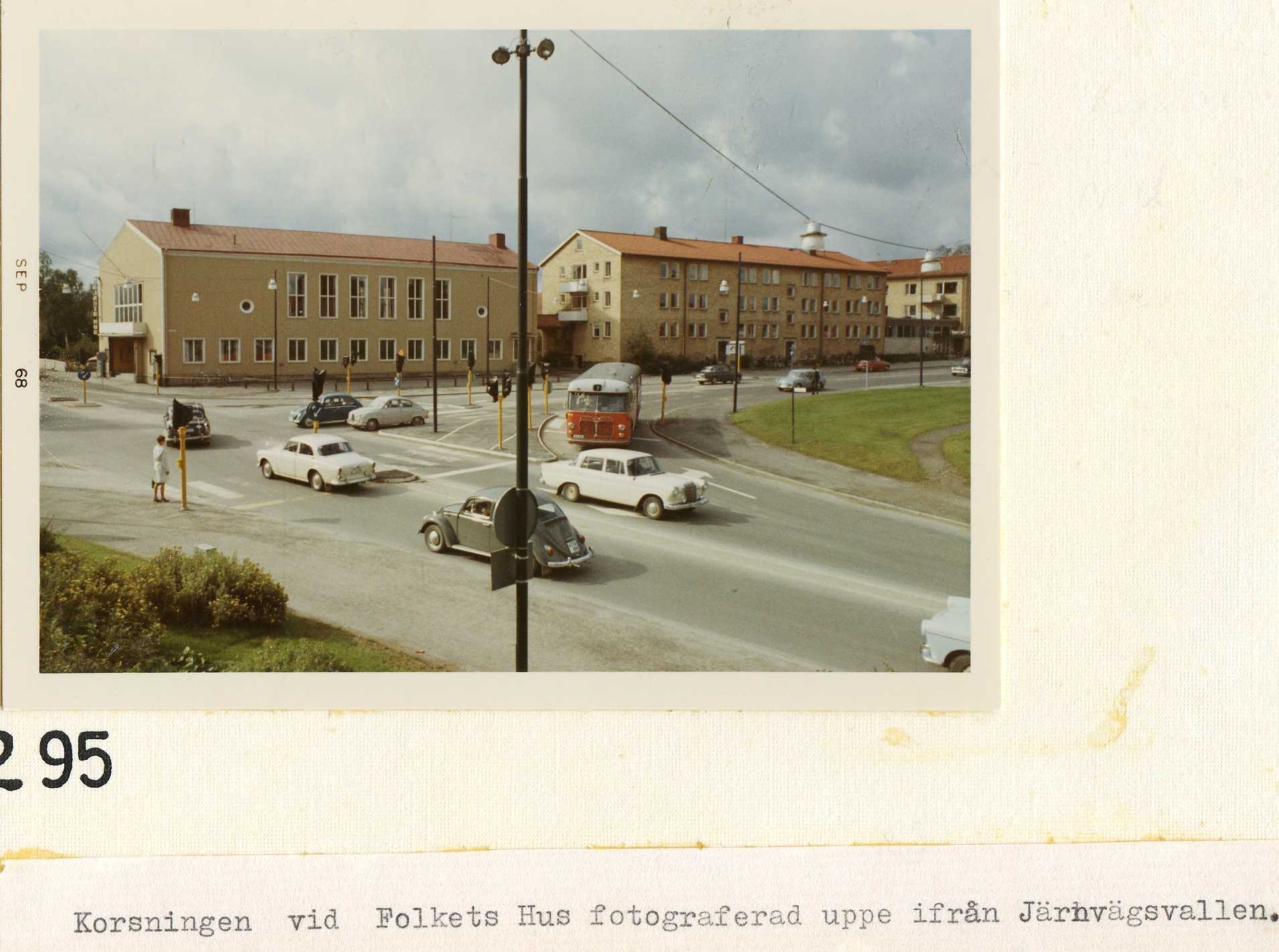 Dagen innan högertrafikomläggningen  korsningen vid Folkets hus 2 sep 1967