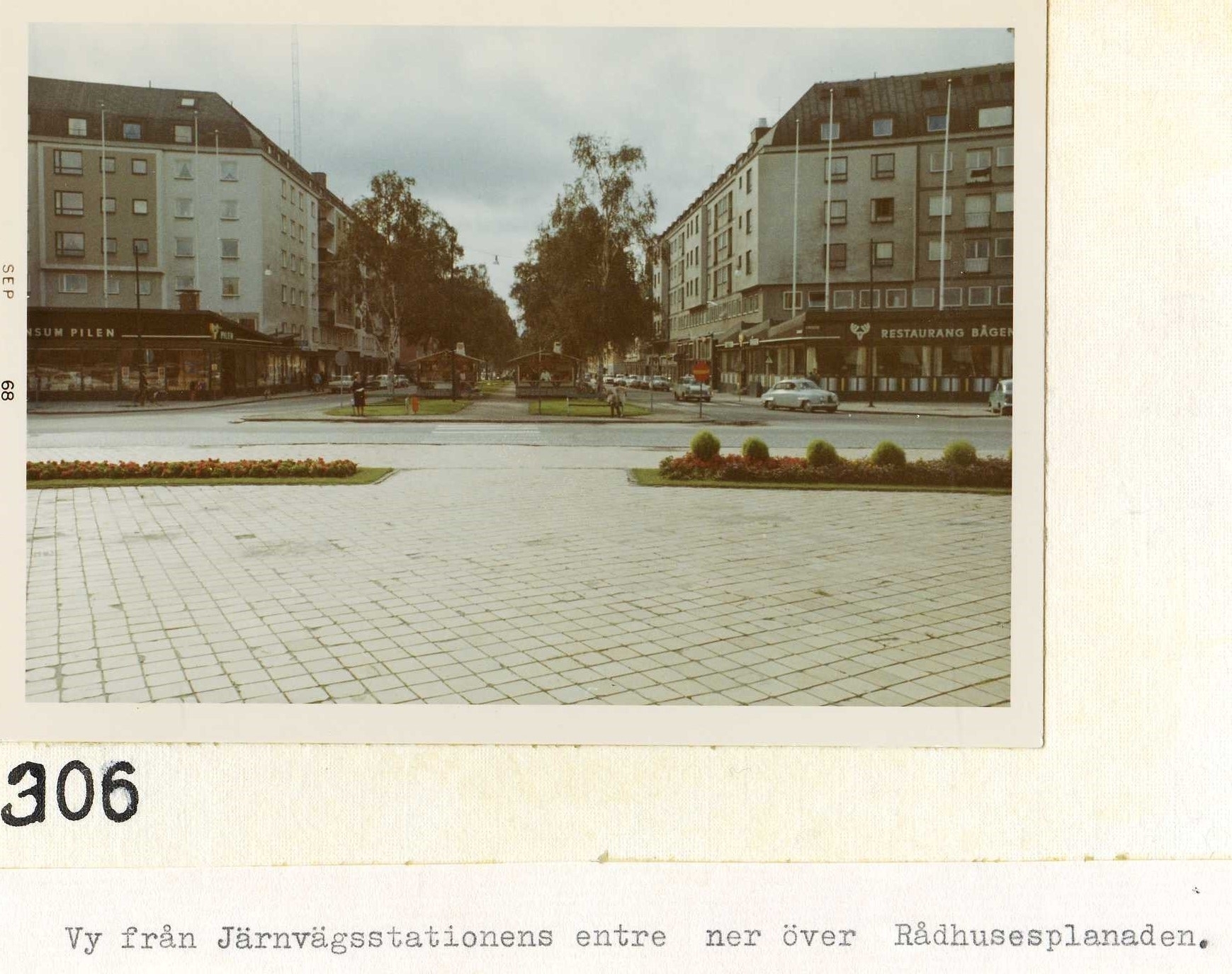 Dagen innan högertrafikomläggningen  vy från järnvägsstationens entré 2 sep 1967