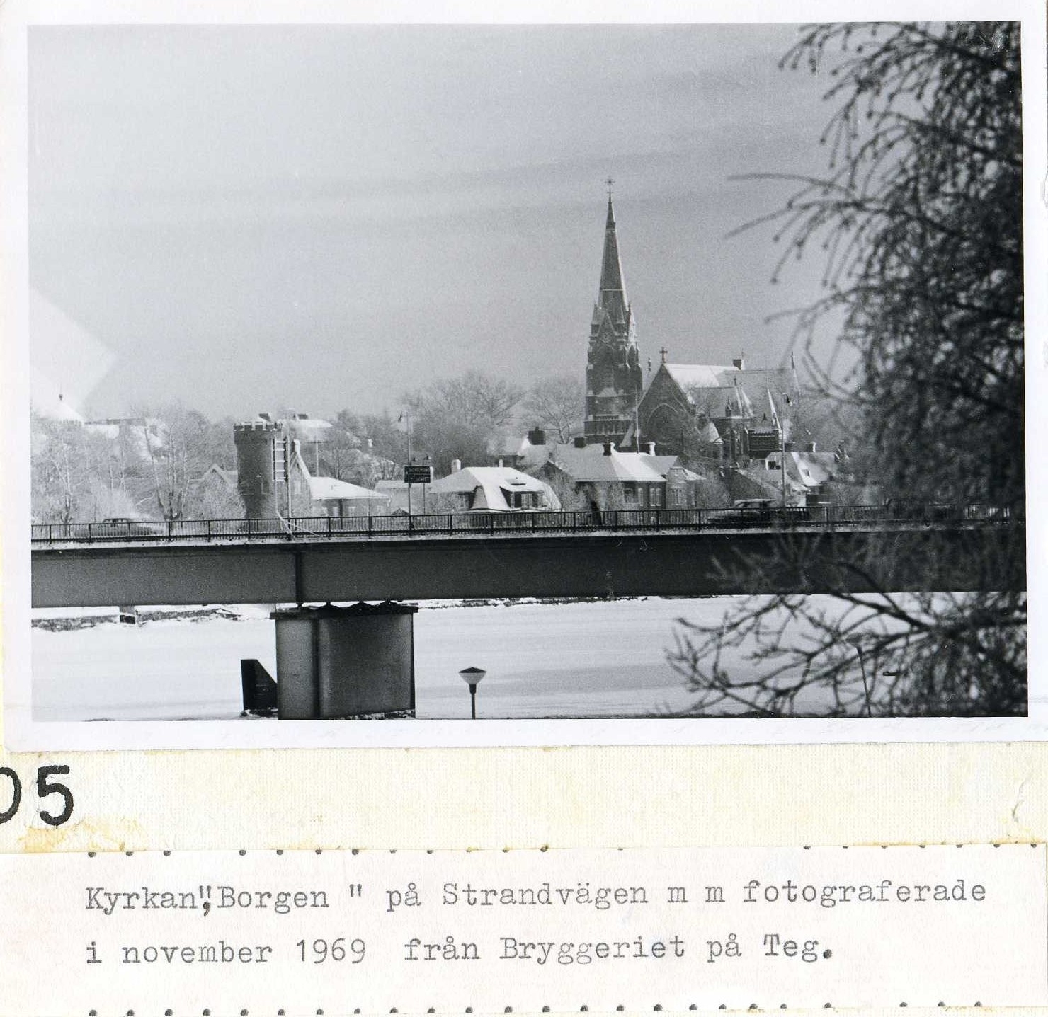 Byggnader längs Strandvägen och Kyrkan nov 1969  från Teg