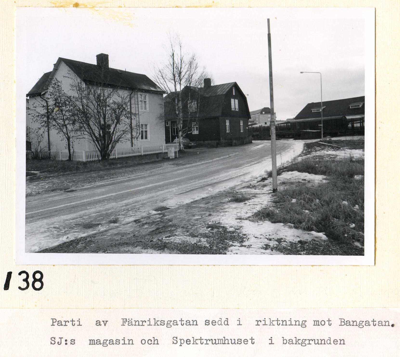 Fänriksgatan i riktning mot Bangatan okt-nov 1969  SJs magasin och Spektrumhuset i bakgrunden