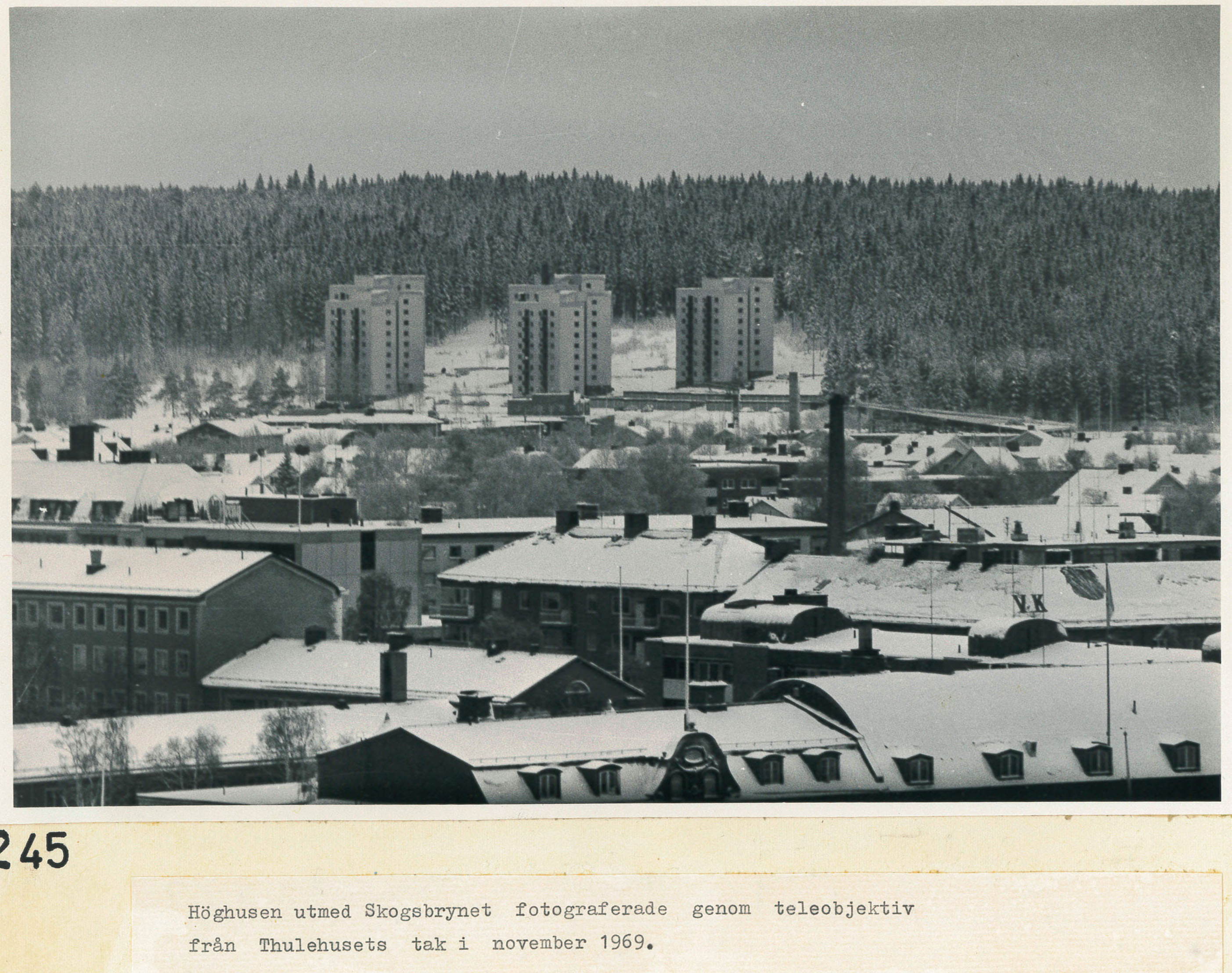 Höghusen utmed Skogsbrynet nov 1969  från Thulehuset med teleobjektiv