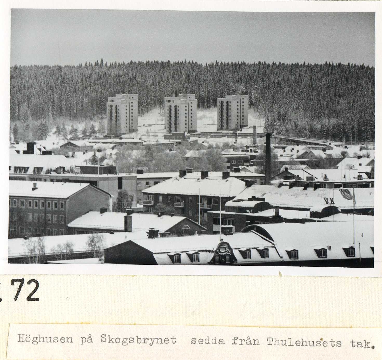 Höghusen utmed Skogsbrynet nov 1969  från Thulehuset med teleobjektiv