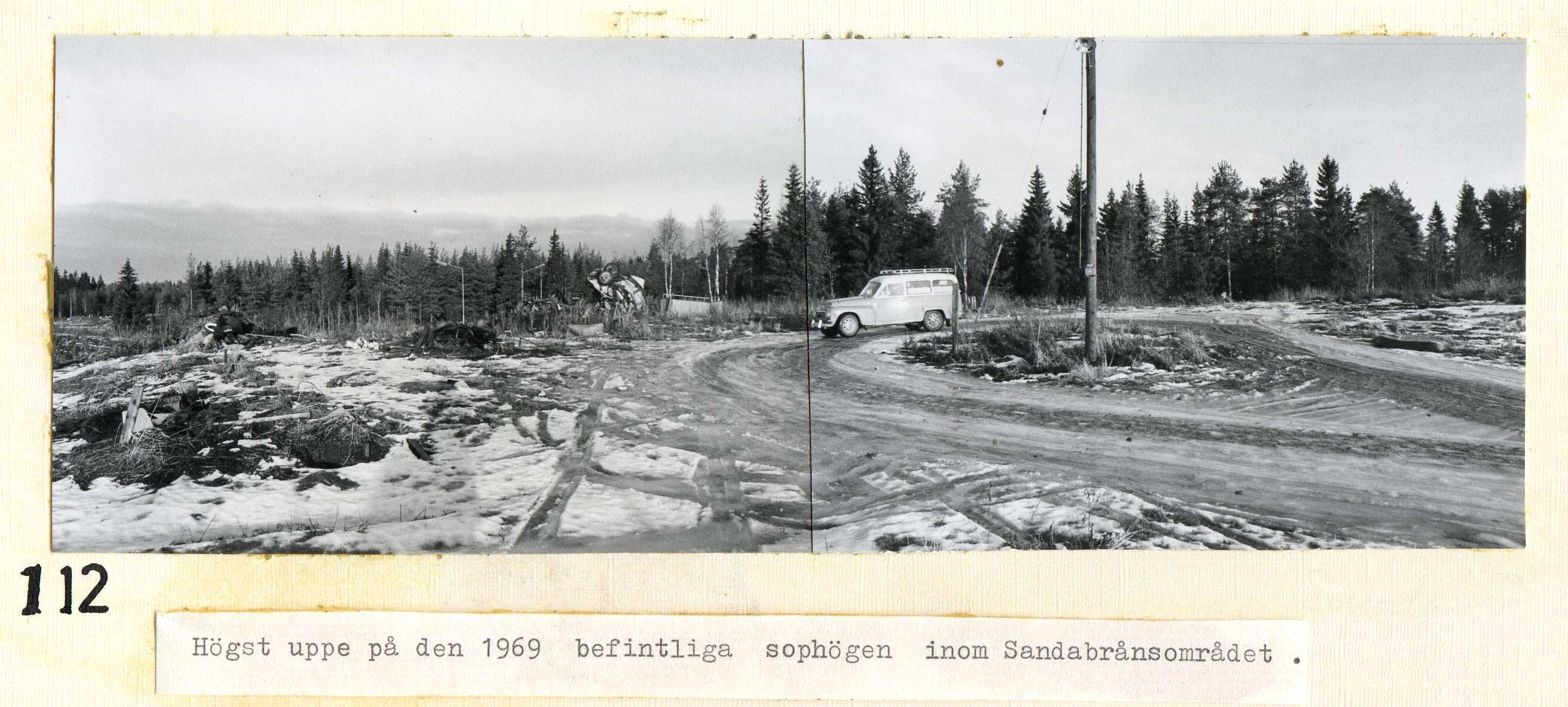 Högst upp på den befintliga sophögen inom Sandabrånsområdet 1969