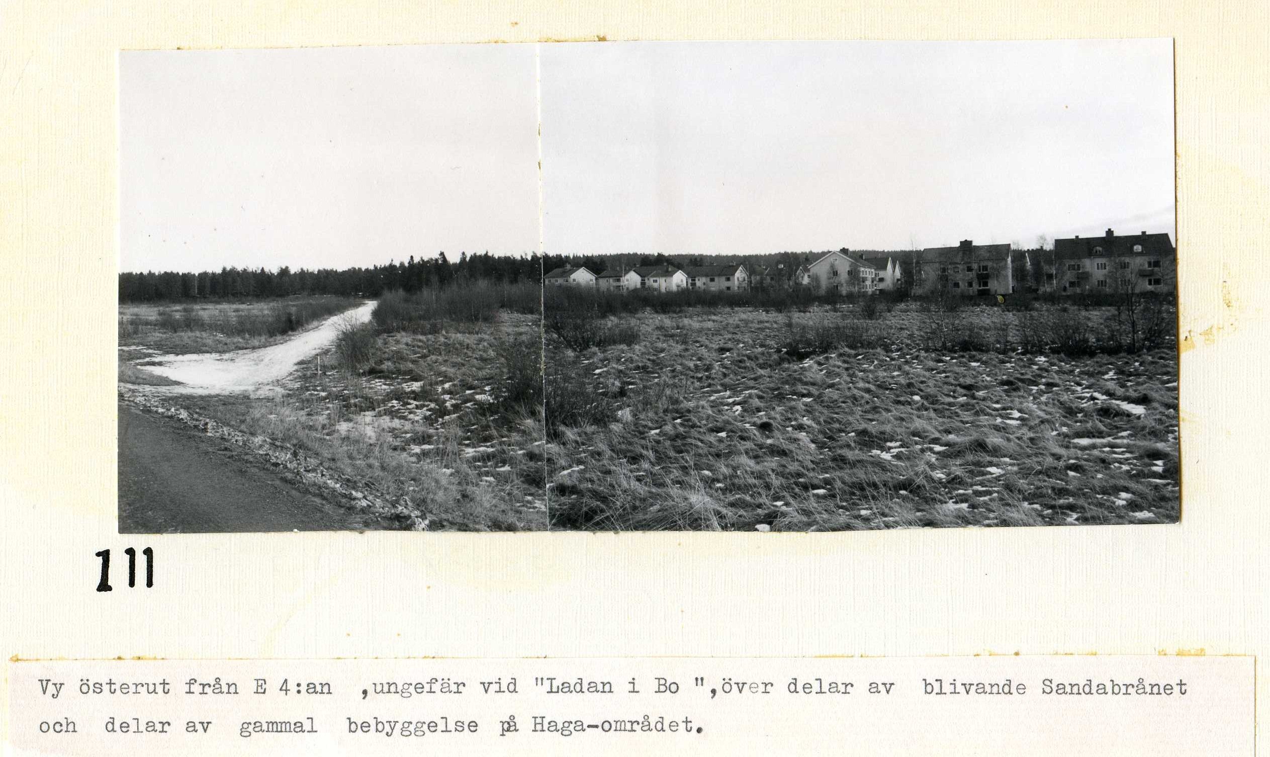 Vy österut från E4  an över blivande Sandabrånet och gammal bebyggelse på Haga 1969