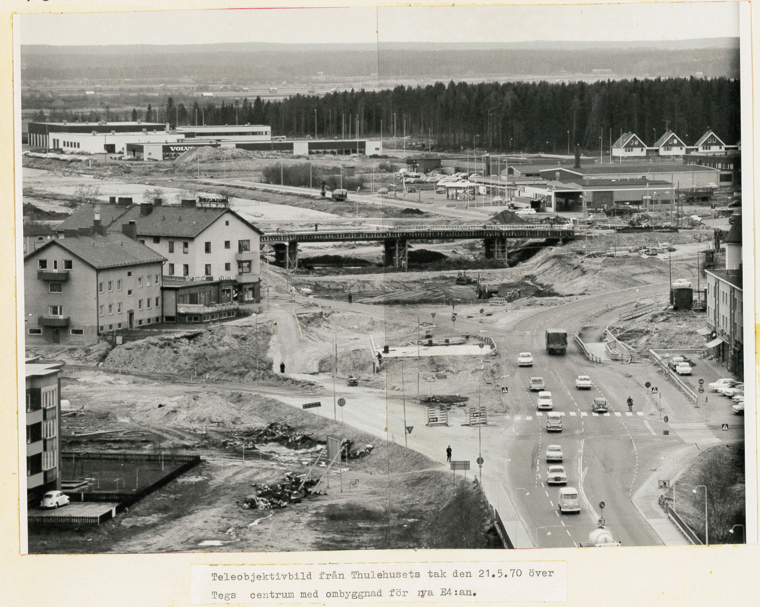 Nya E4 genom Tegs centrum 21 maj 1970  från Thulehuset  teleobjektiv