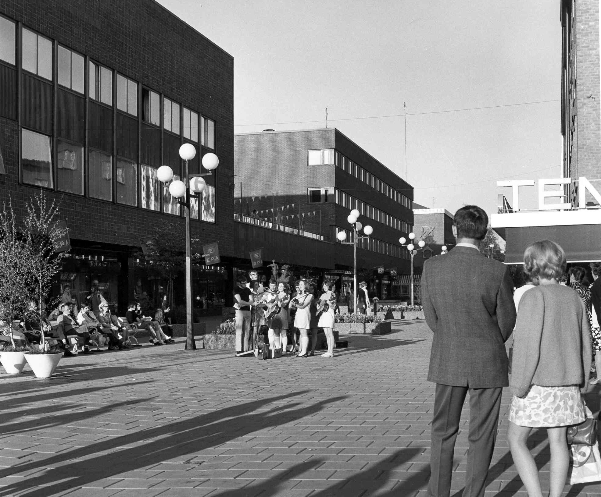 Sånggrupp på gågatan 1970-tal