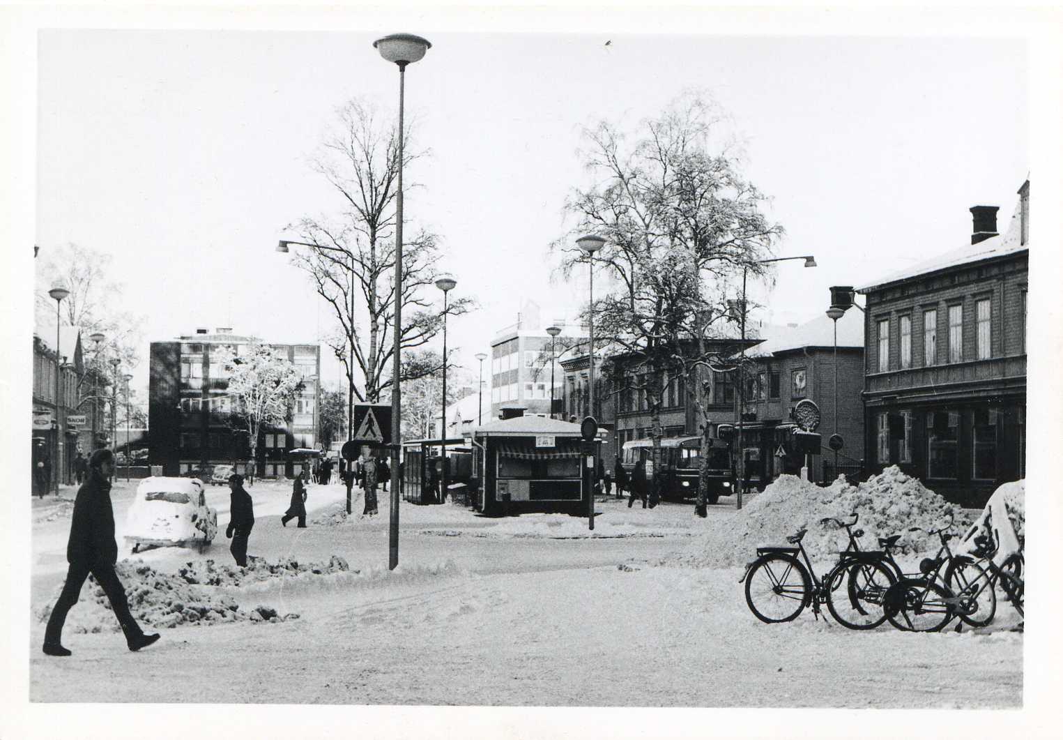 Renmarksesplanaden med gröna kiosken och bussterminal vintern 1971