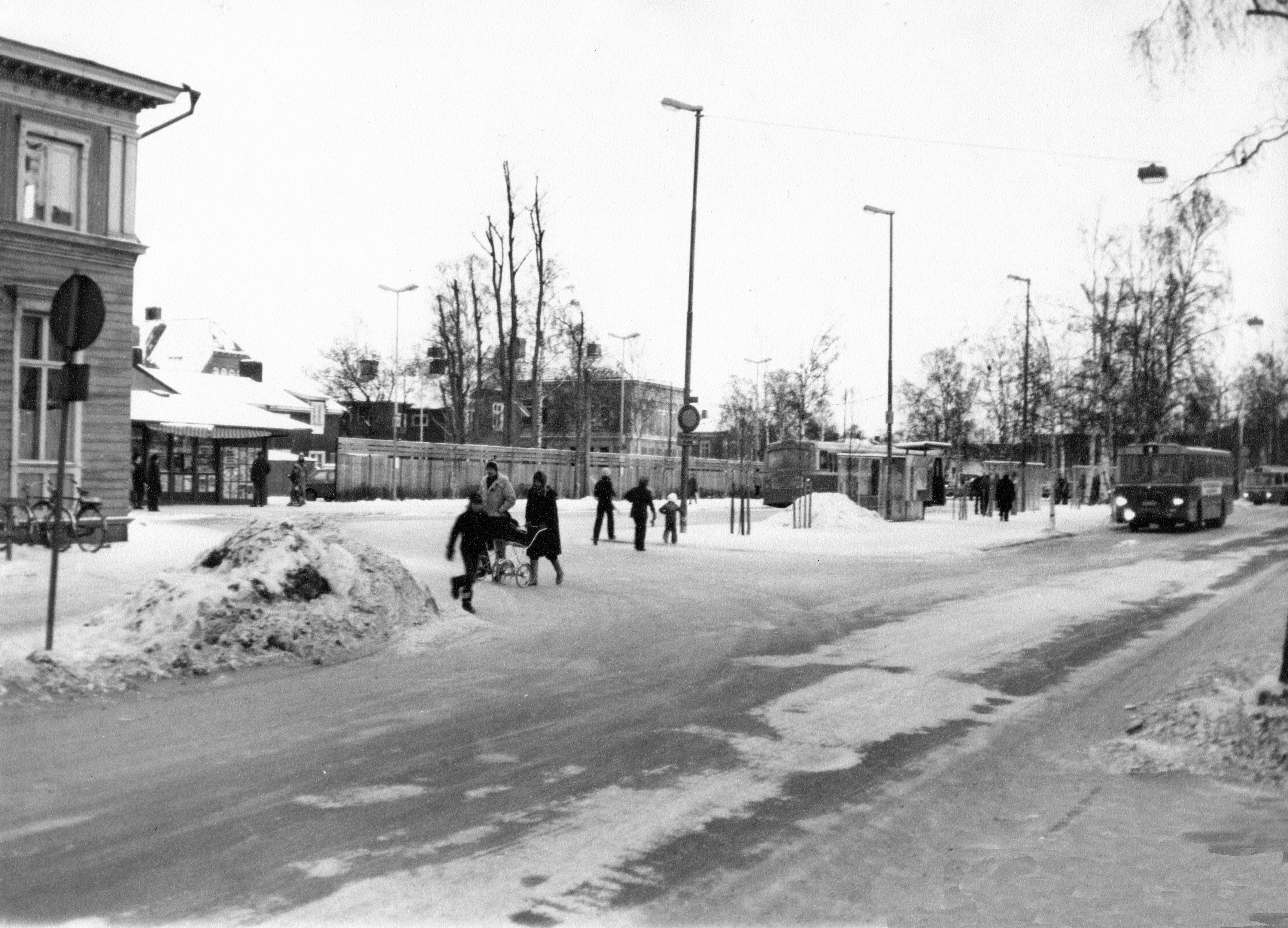 Busstation 1976­ nuvarande Vasaplan Moritzka gården t v