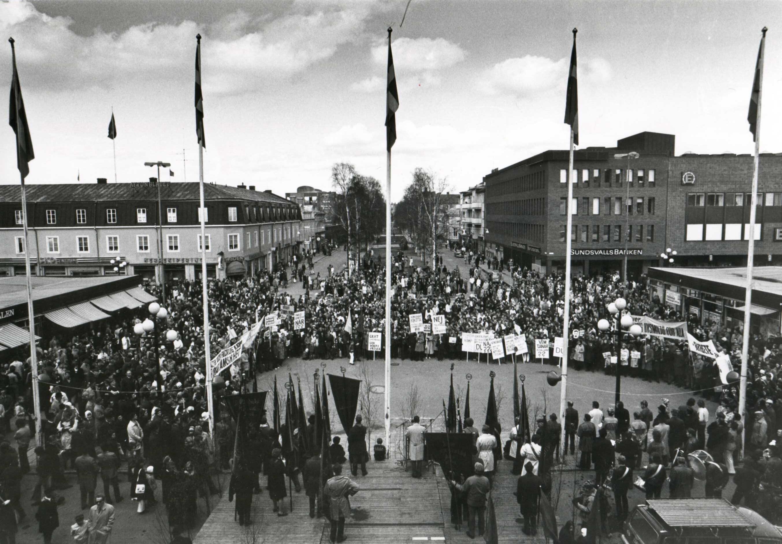 Förstamajdemonstration på Rådhustorget