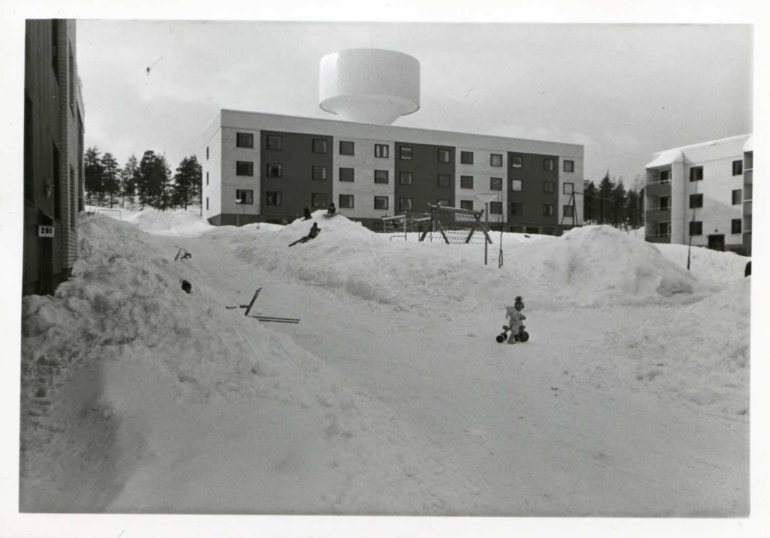Mariehem flerbostadshus  bild1  vattentornet i bakgrunden