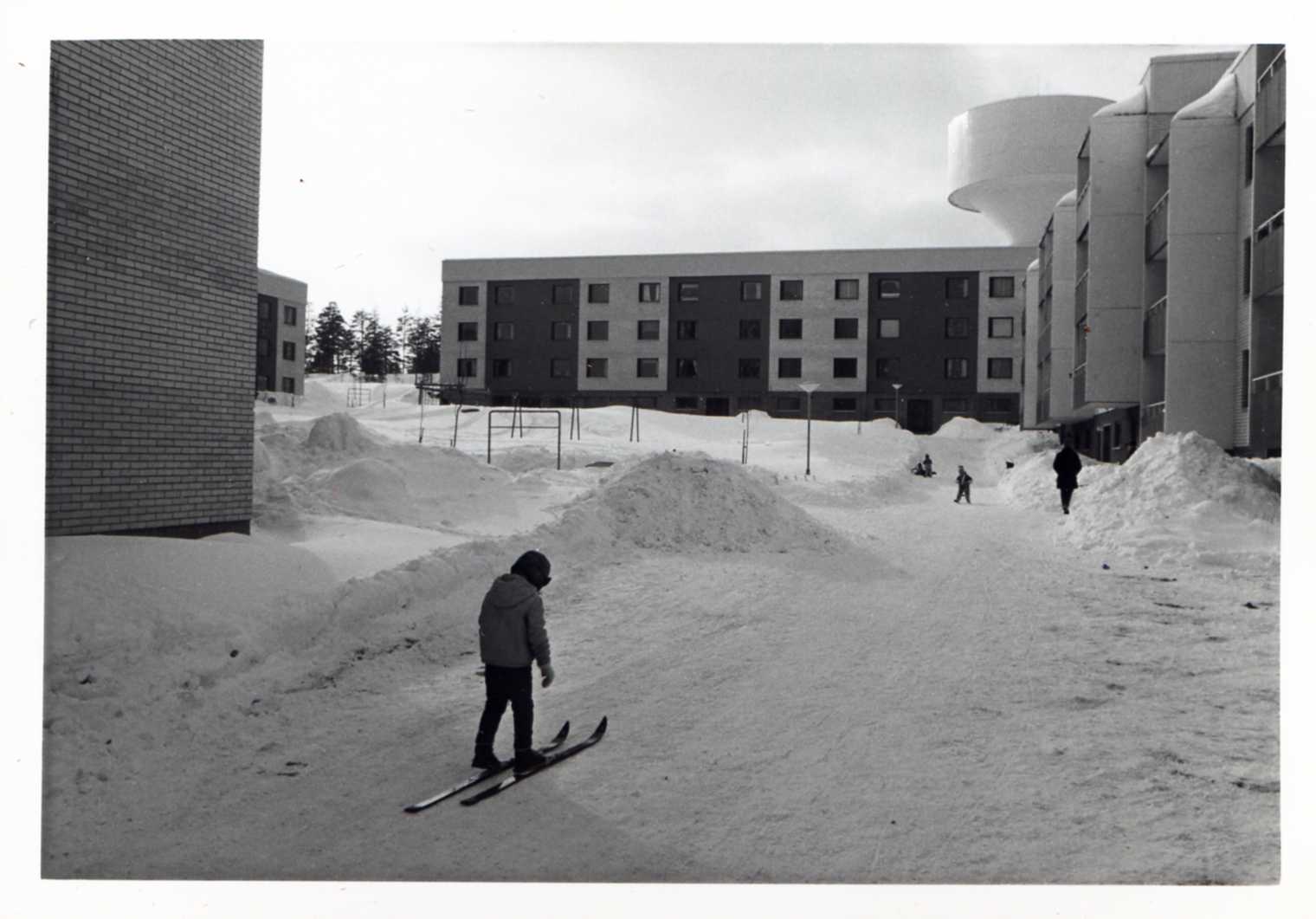 Mariehem flerbostadshus  bild3  vattentornet i bakgrunden