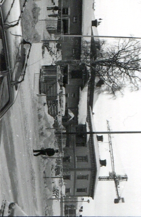 Skolgatan 58 nuv Balder 9 med stallet och fiskaffären i bakgrunden