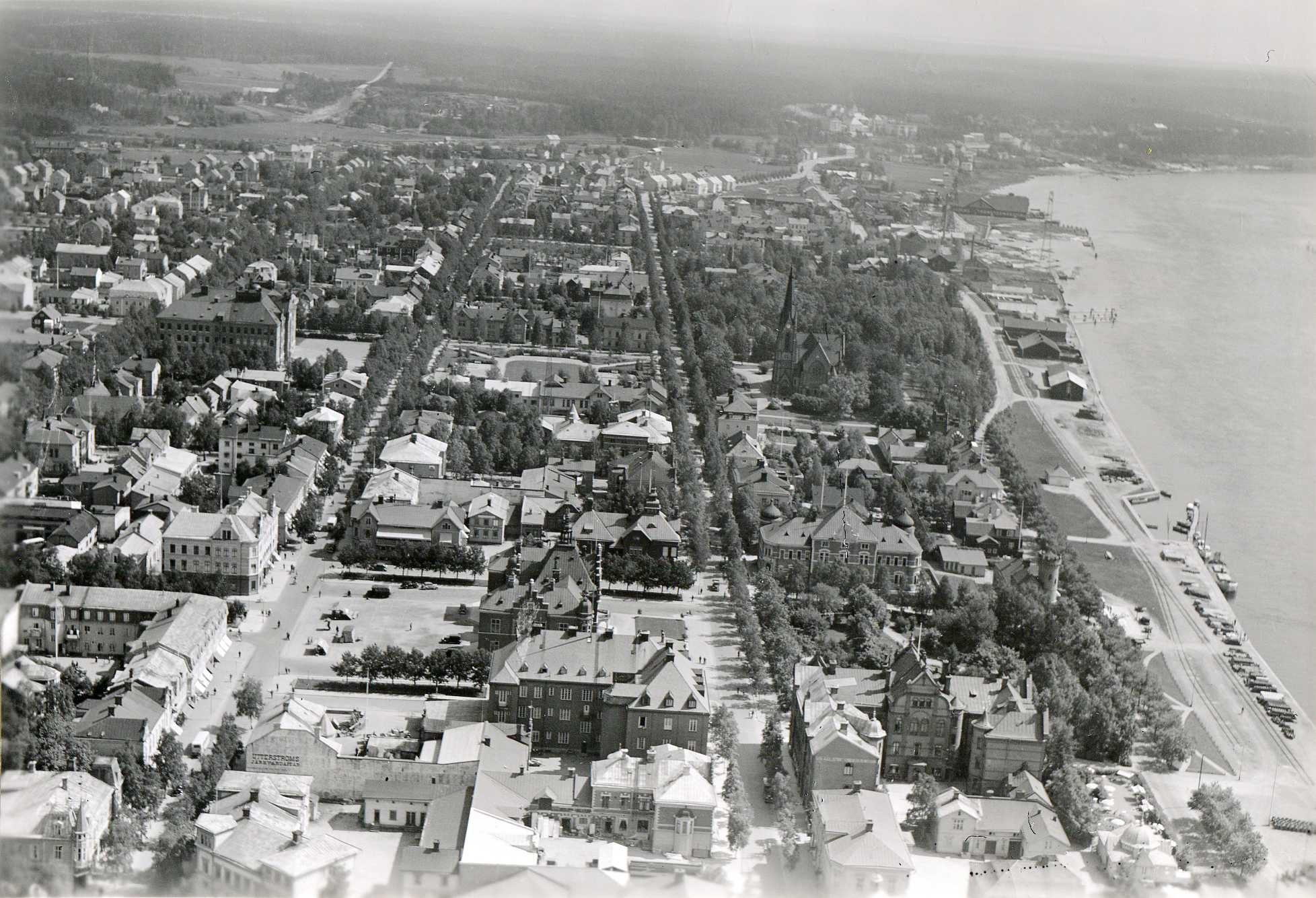 Vy från centrala stan mot Hamrinsberget  flygfoto