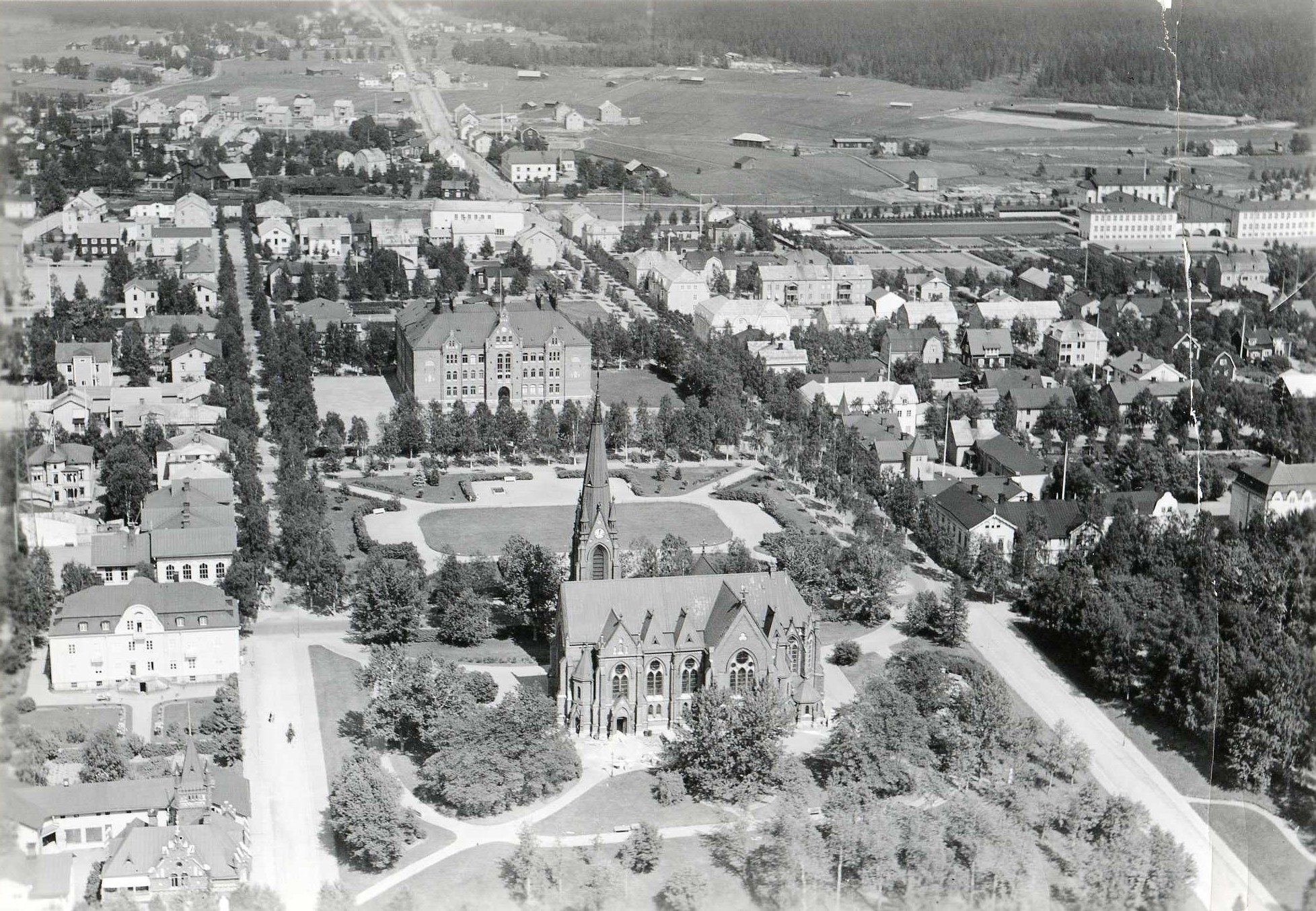 Vy över kyrkan mot Haga  flygfoto