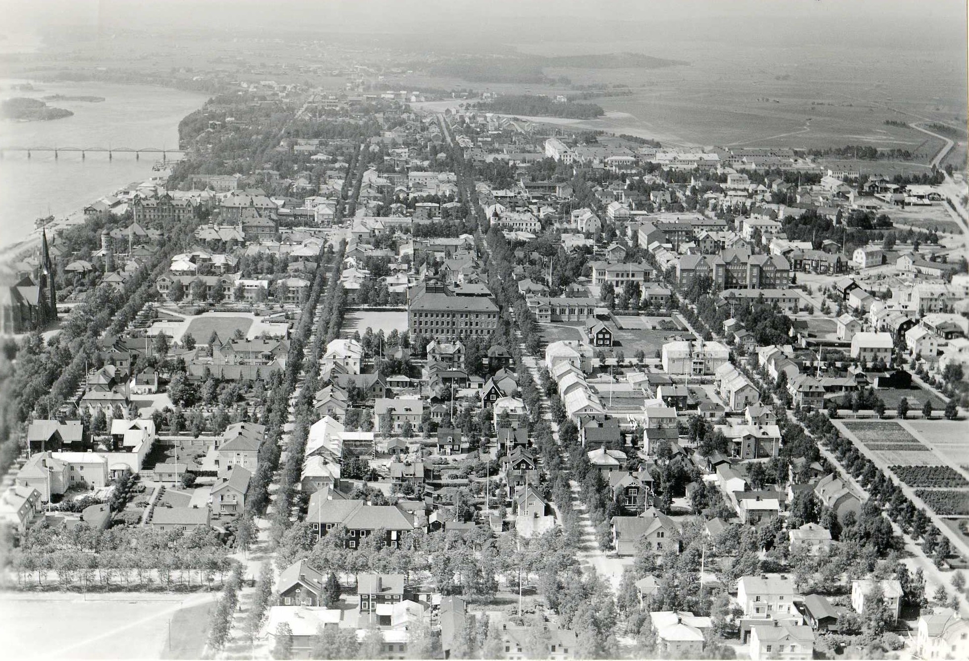 Vy över Umeå från öst mot väst  flygfoto